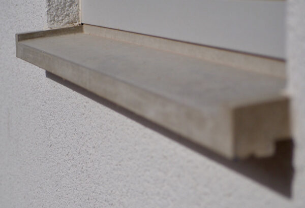 Maßgefertigte Fensterbänke aus Beton zeigen eine hochwertige, langlebige Materialität