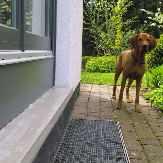 Fensterbänke und Schwellen aus Beton korrespondieren mit moderner Architektur