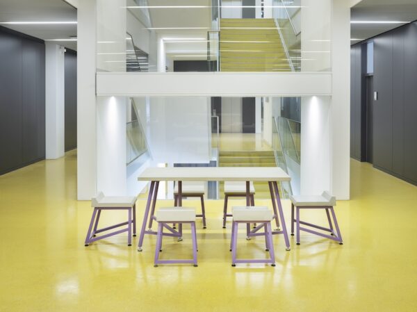 Objektmöbel aus Beton von Betoniu kommen kommen häufig aus Gründen des Brandschutzes oder in Außenbereichen zum Einsatz. Hier in der HTWK Leipzig ©W. Huthmacher