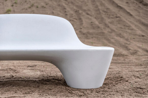 Stadtmobiliar von VPI, hier die Betonbank Halo. Deutschland-Distribution durch Betoniu