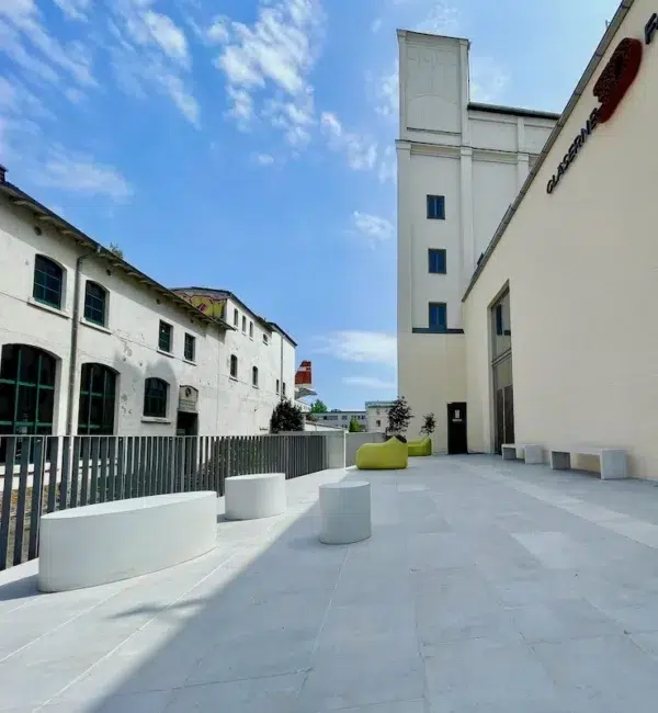 Outdoormöbel aus Beton von Betoniu auf der Terrasse der Gläsernen 3D-Manufaktur in Leipzig Plagwitz