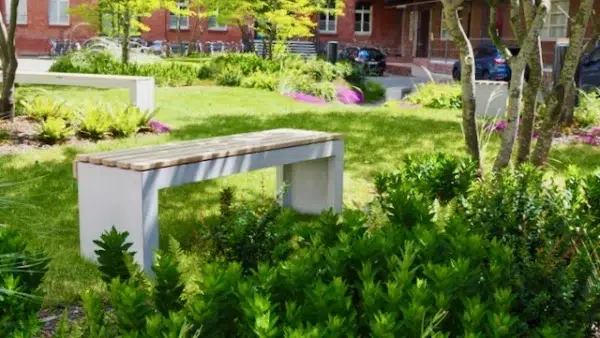 Outdoormöbel aus Beton: Die Bank Concrebench von Betoniu. Im Hof der Konsumzentrale Leipzig