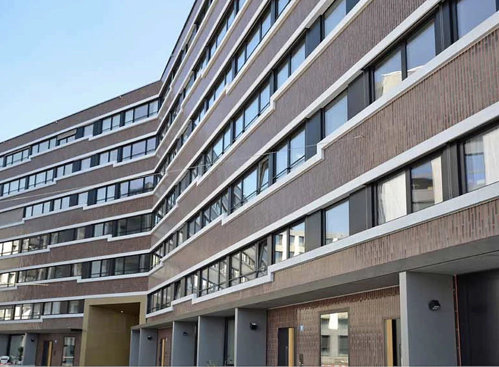 Einrichten und Bauen mit Beton: Betoniu bietet sowohl vorgefertigte Betonfensterbänke als auch maßgefertigte aus eigener Produktion.