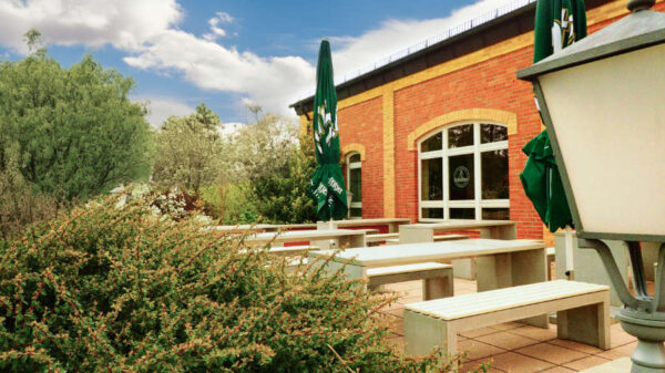 Betonmöbel von Betoniu-als Möbel für Gastronomieterrasse bei Ur-Krostitzer