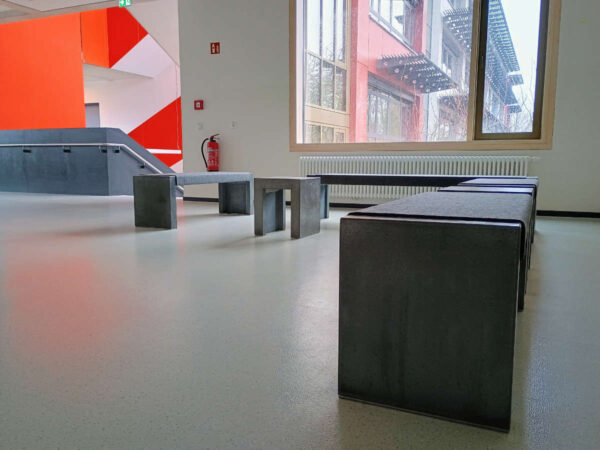 Schwer entflammbare Betonbänke mit Filzauflage für das Wolkenberg Gymnasium Michendorf