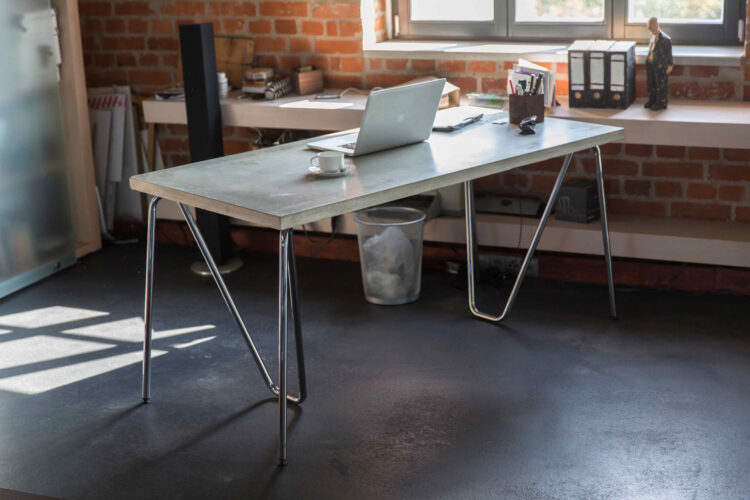 Der Sinus-Tisch von Betoniu – als Schreibtisch, Esstisch oder für die Terrasse. Im Betoniu-Onlineshop
